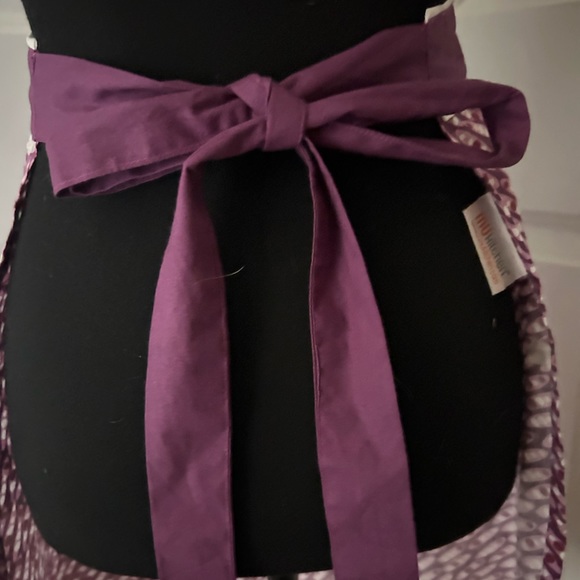 Full apron pockets ties. Spring colors. - Picture 5 of 11